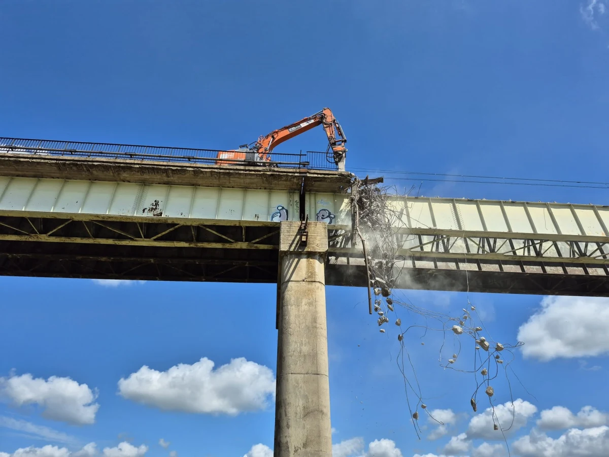 Trwa jedna z największych inwestycji kolejowych w Poznaniu. Przebudowa estakady na Naramowicach i modernizacja obwodnicy kolejowej miasta nabiera tempa. Dzięki inwestycji wartej 1,4 miliarda złotych podróżowanie pociągami po Poznaniu i okolicach ma być szybsze, wygodniejsze i bardziej dostępne dla mieszkańców.