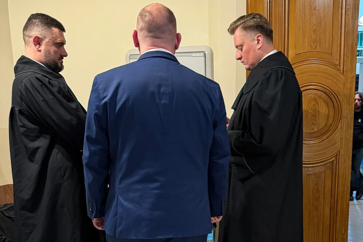 Sąd wyłączył jawność w procesie Antoniego Kurskiego - zgodził się na podawanie pełnego imienia i nazwiska - syna Jacka Kurskiego, polityka PiS i byłego prezesa TVP, który miał trzykrotne zgwałcić małoletnią dziewczynkę. Do zdarzeń miało dojść w 2009 roku w Gdańsku i Danielinie. Antoniemu Kurskiemu grozi do 12 lat więzienia.