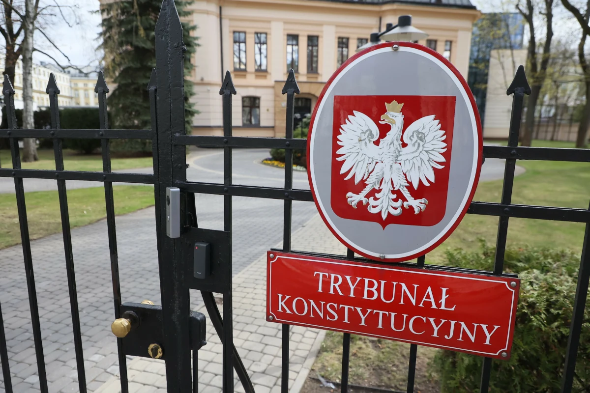 Szóstka nowych sędziów Trybunału Konstytucyjnego złożyła dziś wniosek o zwołanie Zgromadzenia Ogólnego sędziów Trybunału. Jego celem miałoby być wypracowanie rozwiązań zmierzających do rozwiązania kryzysu konstytucyjnego. Co jeszcze zawarli w piśmie skierowanym do prezesa Bogdana Święczkowskiego sędziowie?