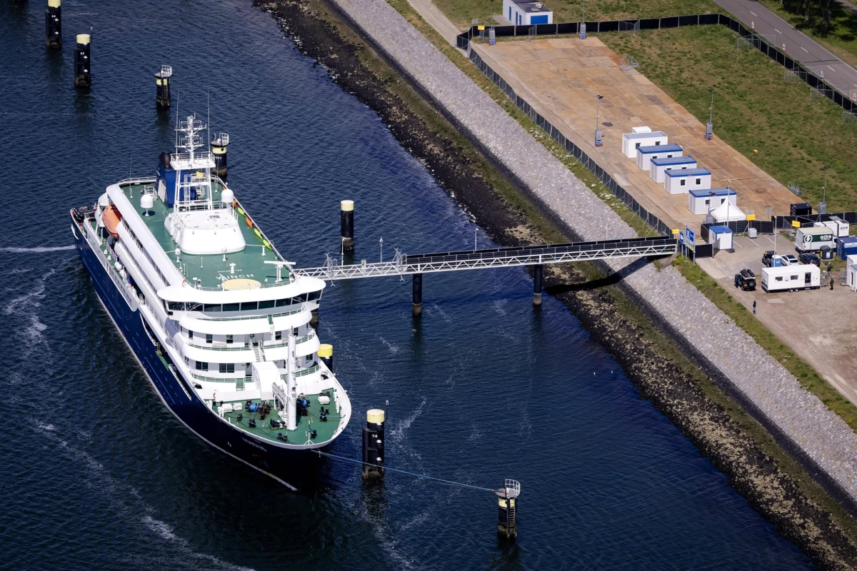 Polski kapitan wycieczkowca MV Hondius nie ma objawów zakażenia hantawirusem. Po zwolnieniu przez służby holenderskie zostanie przetransportowany do Polski, najprawdopodobniej samochodem, do Instytutu Medycyny Morskiej i Tropikalnej w Gdyni - taką informację przekazał w piątek główny inspektor sanitarny Paweł Grzesiowski.