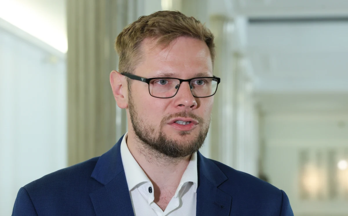 ​Były wiceminister sprawiedliwości Michał Woś usłyszy zarzuty w związku z nieprawidłowościami w funkcjonowaniu Służby Więziennej za czasów rządów Zjednoczonej Prawicy. Jak dowiedział się reporter RMF FM Krzysztof Zasada, polityk PiS został wezwany na przyszły czwartek do Prokuratury Regionalnej w Poznaniu.