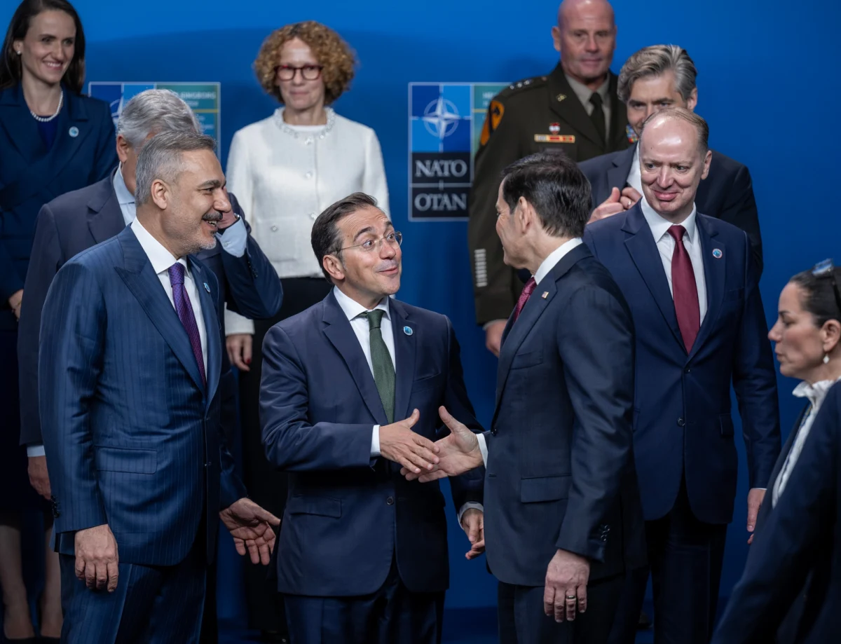 W piątek w Helsingborgu odbywa się spotkanie szefów dyplomacji państw NATO, równocześnie statki rosyjskiej floty cieni swobodnie przepływają przez cieśninę Sund, nad którą położone jest miasto - zauważa szwedzka gazeta "Helsingborgs Dagblad".