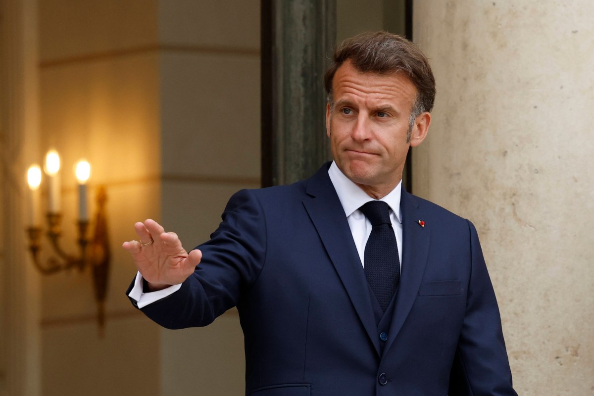 Rewizje w Pałacu Elizejskim. W tle uroczystość w Panteonie