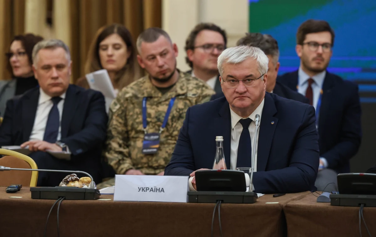Nie ma postępu w rozmowach pokojowych z Rosją, w których pośredniczą Stany Zjednoczone - informuje minister spraw zagranicznych Ukrainy Andrij Sybiha. Wskazuje przy tym, co mogłoby nadać negocjacjom nową dynamikę.