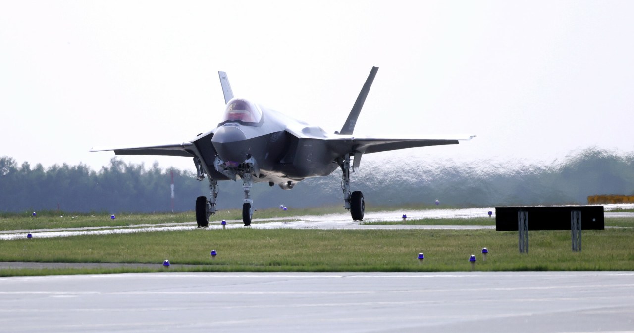 F-35 już w Polsce. Wylądowały w bazie lotniczej w Łasku F-35 już w Polsce. Wylądowały w bazie lotniczej w Łasku