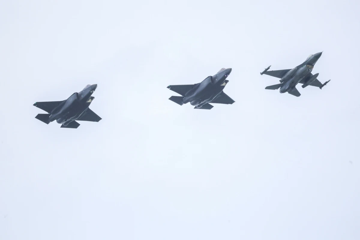 W piątek po południu pierwsze trzy samoloty F-35 wylądowały w bazie w Łasku. Uroczyste powitanie "Husarzy", bo pod taką nazwą te maszyny będą służyć w Siłach Powietrznych, ma się odbyć 12 czerwca.