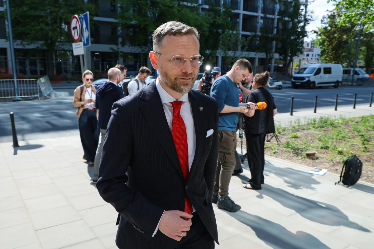 ​Po ośmiu godzinach zakończyło się w piątek w Prokuraturze Krajowej przesłuchanie szefa KPRP Zbigniewa Boguckiego ws. nieodebrania przez prezydenta ślubowań od czworga sędziów Trybunału Konstytucyjnego. Rzecznik PG Anna Adamiak powiedziała, że prokurator miał "szereg pytań". "Zmarnowany dzień" - skomentował Bogucki.