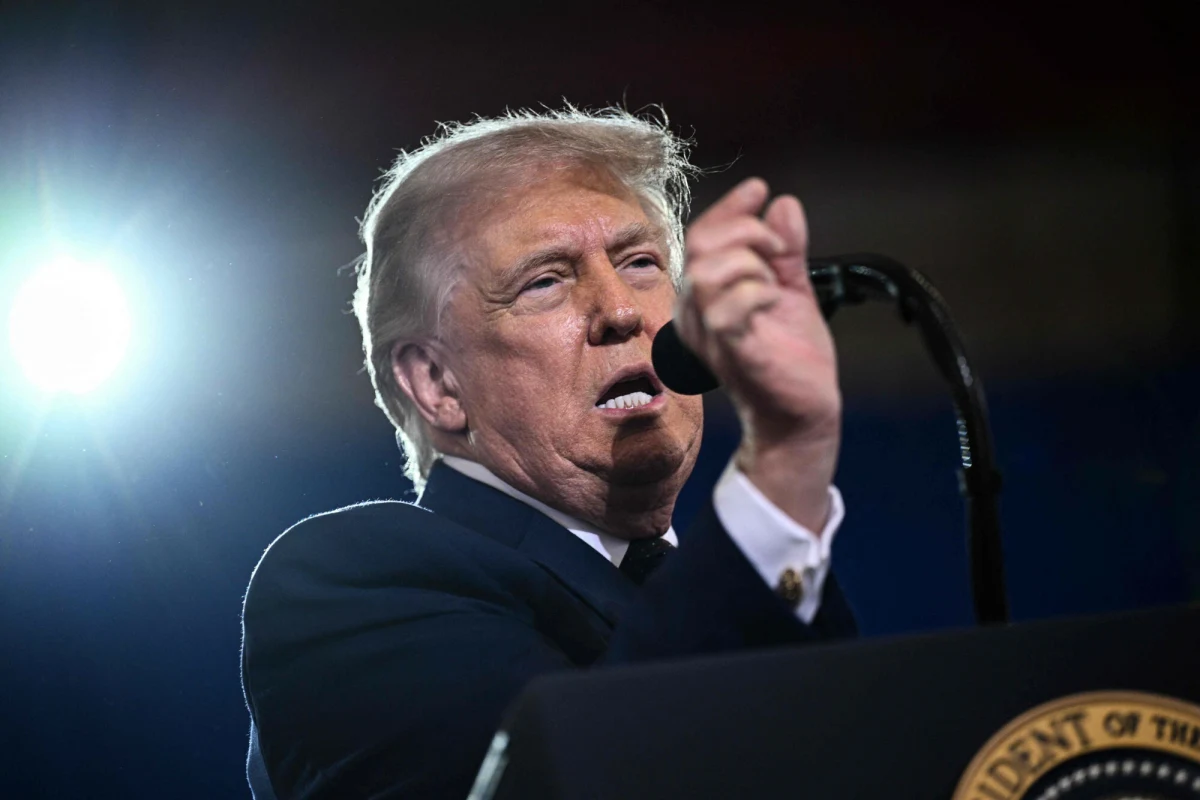 Prezydent USA Donald Trump zwołał pilne spotkanie z doradcami ds. bezpieczeństwa narodowego w sprawie wojny z Iranem. Według doniesień serwisu Axios, amerykański przywódca poważnie rozważa wznowienie ataków na Teheran, jeśli nie dojdzie do przełomu w negocjacjach.