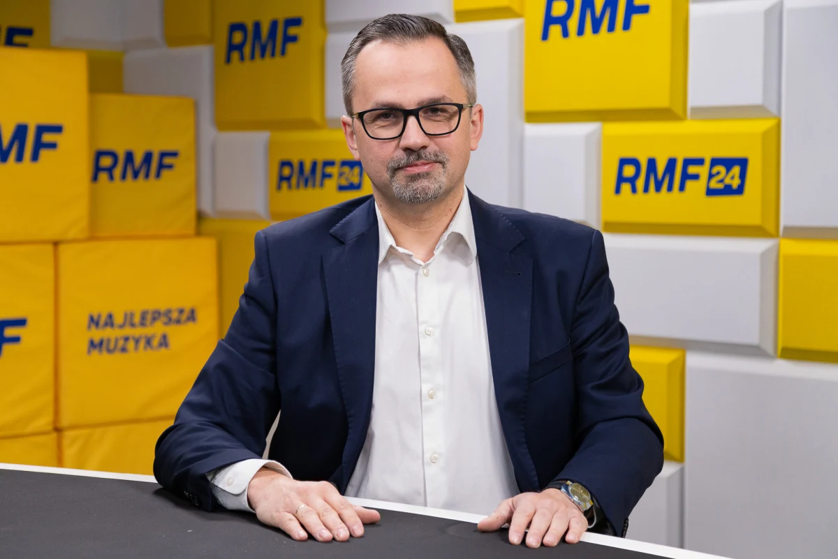 "Jak znam naszego premiera, to absolutnie nie zgodziłby się na taką kandydaturę' – mówił Gość Krzysztofa Ziemca w RMF FM Marcin Horała pytany o to, czy kandydatem na ambasadora USA mógłby zostać Nikodem Rachoń, brat Michała Rachonia. Wcześniej Horała podkreślał, że Nikodem Rachoń i Marcin Przydacz byli "szerpami", którzy z administracją USA wypracowywali decyzję o wysłaniu do Polski 5 tys. amerykańskich żołnierzy.