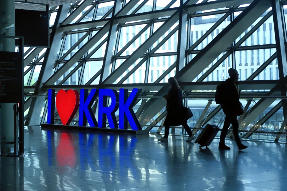Polskie lotniska obsłużyły w 2025 roku aż 66,1 mln pasażerów. To wzrost o niemal 12 procent w porównaniu do roku poprzedniego - podał Urząd Lotnictwa Cywilnego, który wskazał też jakie kierunki podróży najczęściej wybieramy. ULC podkreśla, że polski rynek rozwija się szybciej niż prognozowano.