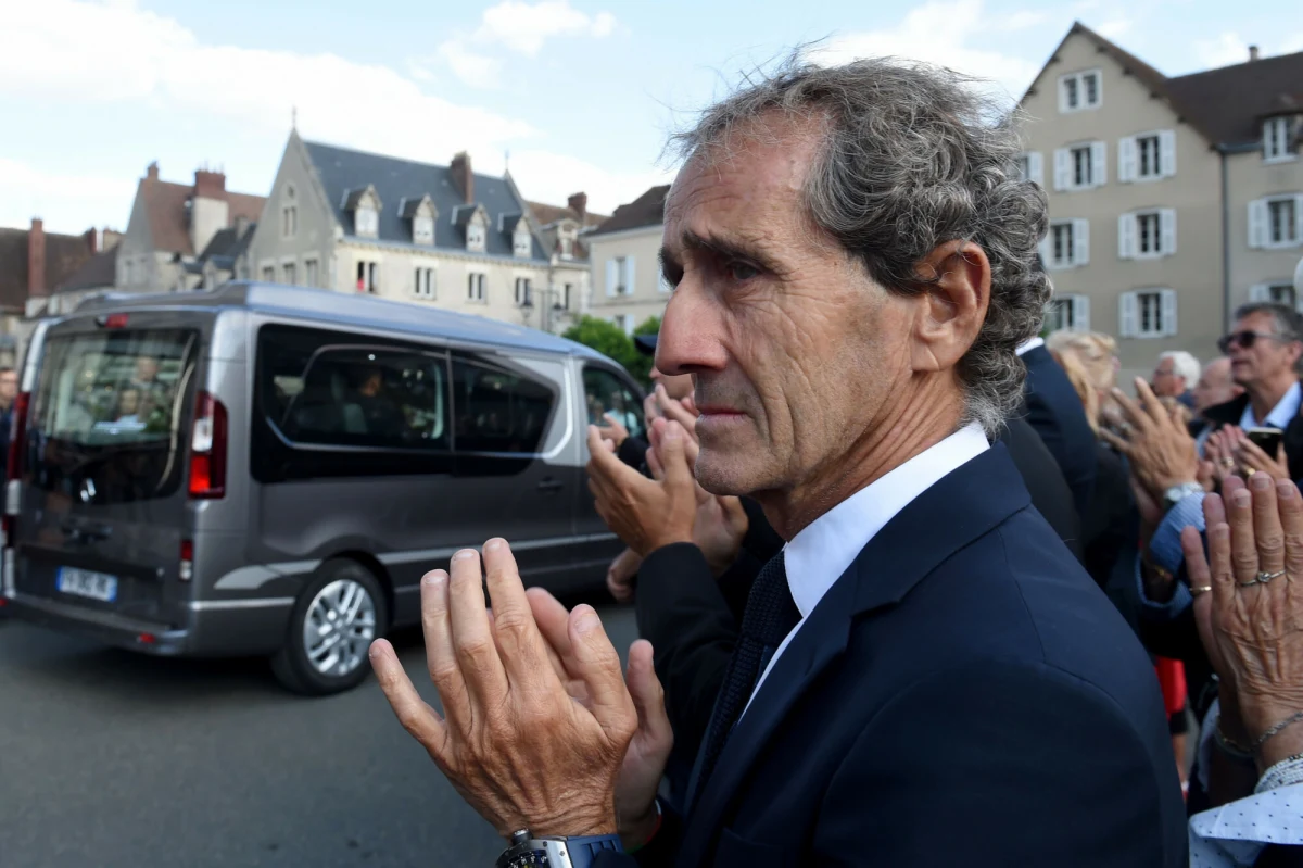 Legendarny kierowca Formuły 1 Alain Prost padł ofiarą brutalnego napadu we własnym domu w Szwajcarii. 71-letni Francuz został zaatakowany przez grupę włamywaczy, którzy zmusili jego syna do otwarcia sejfu. Prost trafił do szpitala z urazem głowy. 