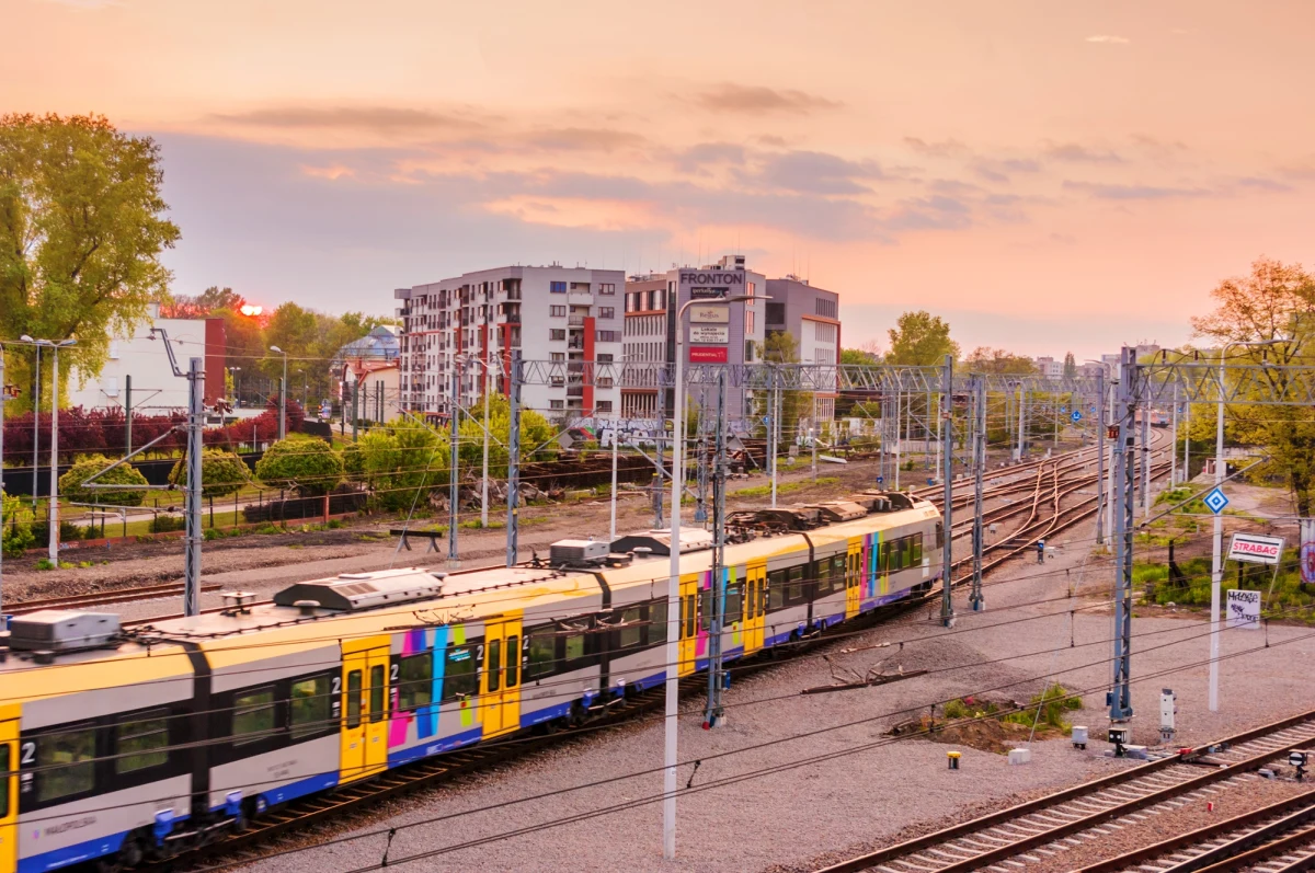 W ostatni weekend maja oraz podczas długiego czerwcowego weekendu mieszkańcy Małopolski będą mogli skorzystać z promocji na przejazdy pociągami i autobusami regionalnymi. Dzieci i młodzież zapłacą za bilet tylko 1 zł, a rodziny otrzymają zniżki na wspólne podróże po regionie.
