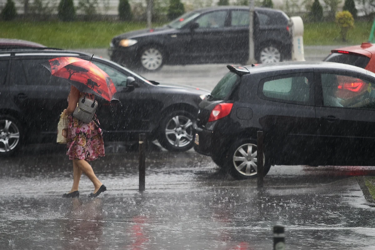 Niedziela przyniesie wyraźne zmiany w pogodzie. O ile w sobotnie popołudnie będzie ciepło i słonecznie, to jutro nad krajem przejdzie front atmosferyczny, który przyniesie burze, opady deszczu i silny wiatr - informuje IMGW. Sprawdź, czego można się spodziewać w poszczególnych regionach Polski.