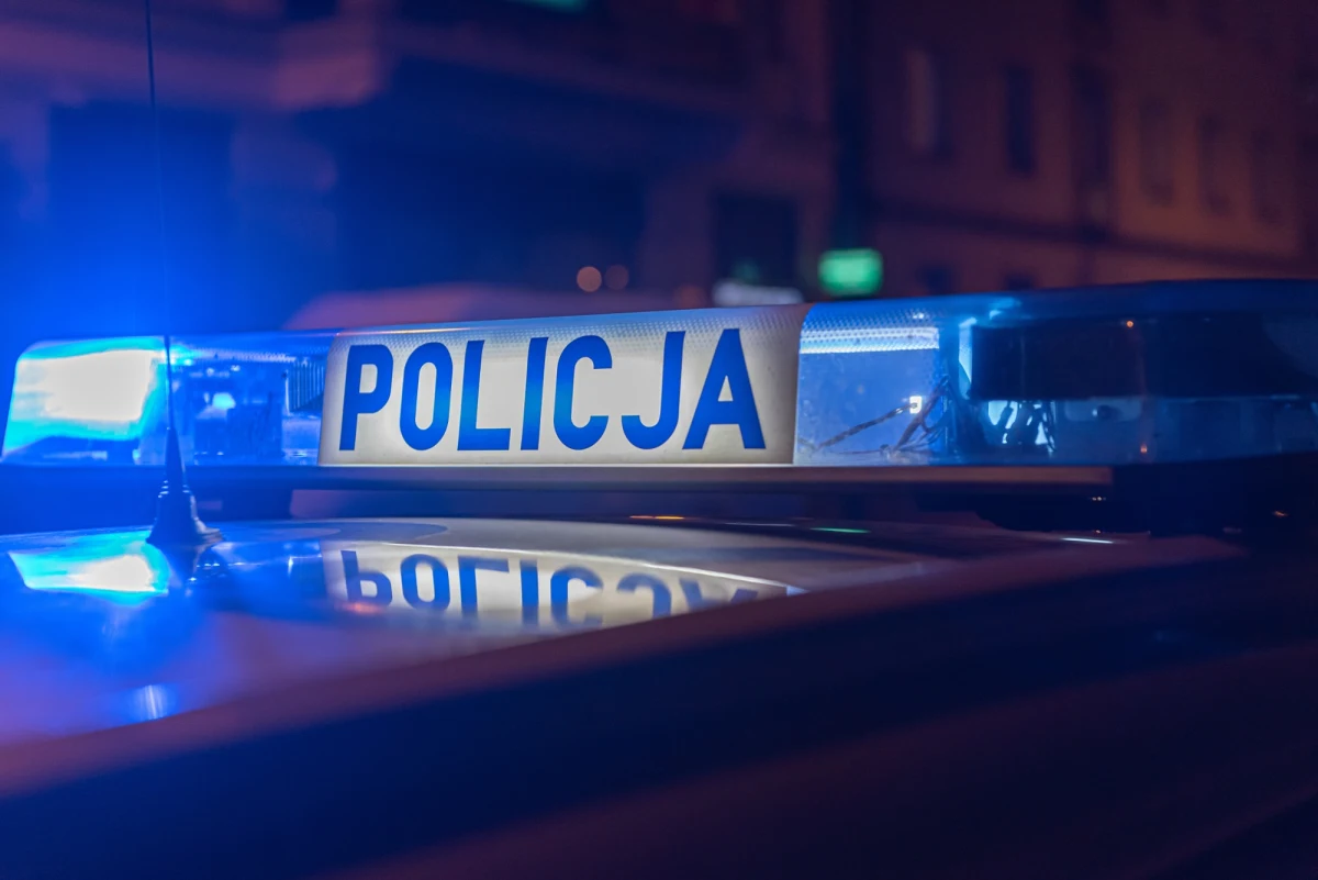Tragiczny wypadek na przejściu dla pieszych w Poznaniu. W nocy z piątku na sobotę 36-letni kierowca Porsche potrącił 21-letnią kobietę, która później zmarła w szpitalu.
