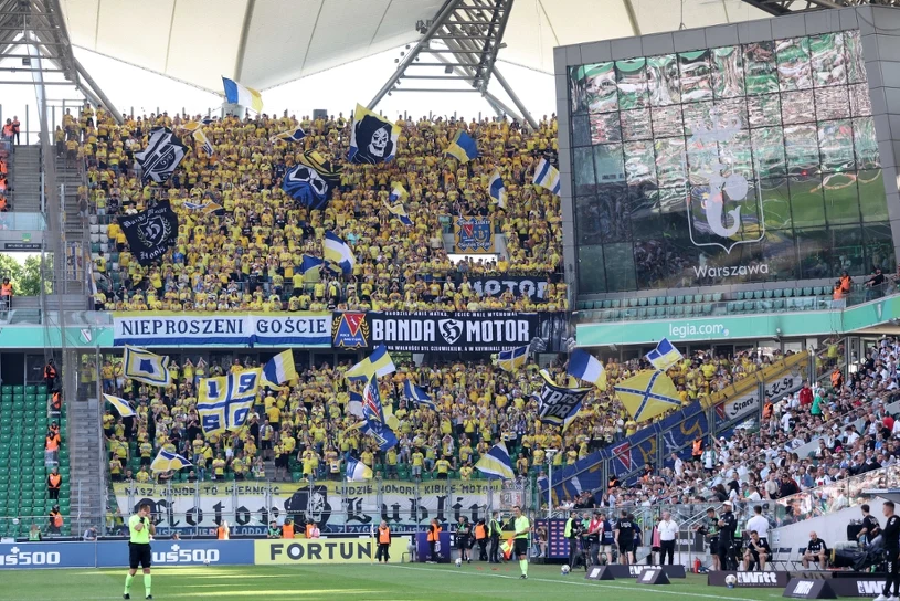 Tragedia na meczu Legia - Motor. Kibic zmarł na trybunach. Przejmująca cisza