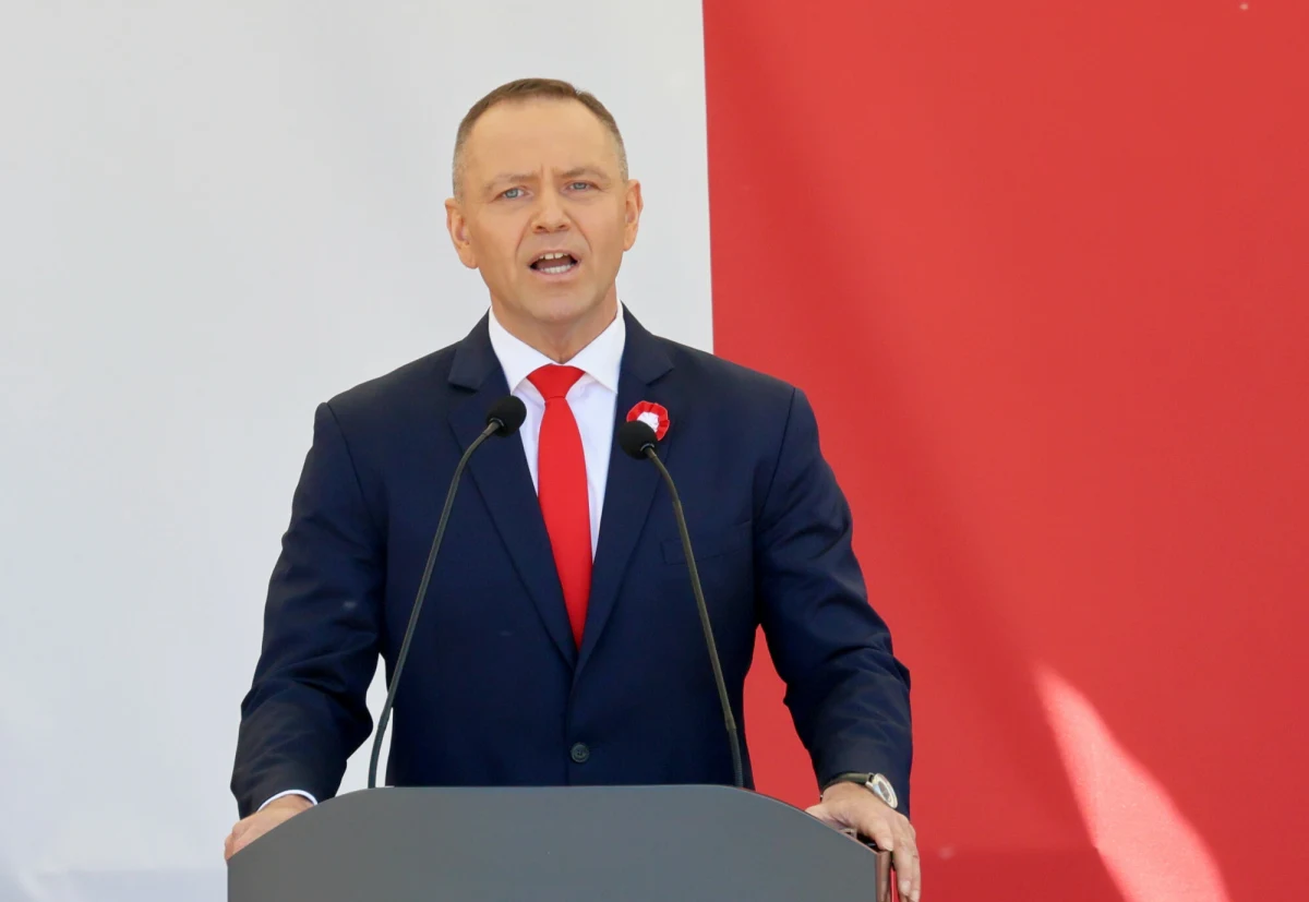 Służby po fałszywym zgłoszeniu dotyczącym pożaru w rodzinnym mieszkaniu prezydenta Nawrockiego w Gdańsku w sobotni wieczór, wyważyły drzwi i weszły do środka – przekazali rzecznik prezydenta Rafał Leśkiewicz, premier Donald Tusk, a także szef MSWiA Marcin Kierwiński. Z komunikatu Państwowej Straży Pożarnej wynika, że wpłynęły dwa fałszywe zgłoszenia – pierwsze o pożarze, o godz. 19:33, a następnie kolejne dotyczące „nagłego zatrzymania krążenia”. Kierujący akcją ratowniczą podjął decyzję o siłowym wejściu do mieszkania. Jak się okazało, w środku nikogo nie było.