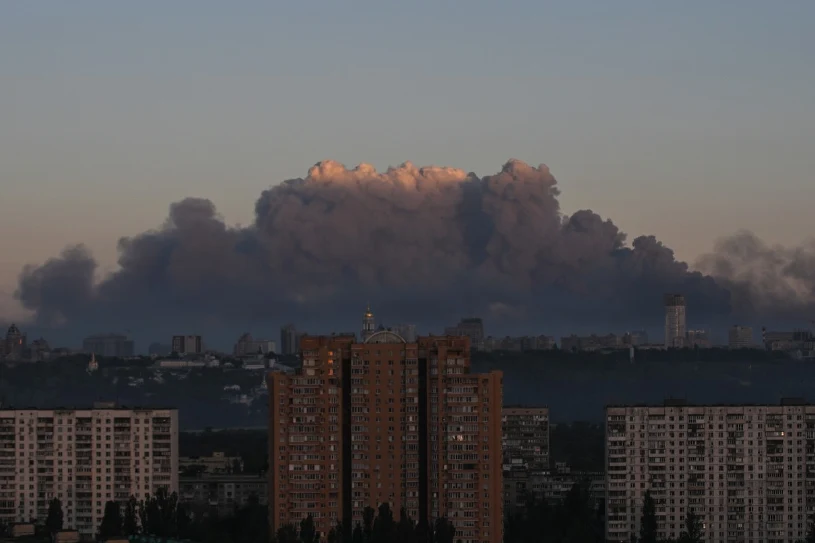 Sceny jak z apokalipsy. Kijów w ogniu, kłęby dymu nad stolicą Ukrainy