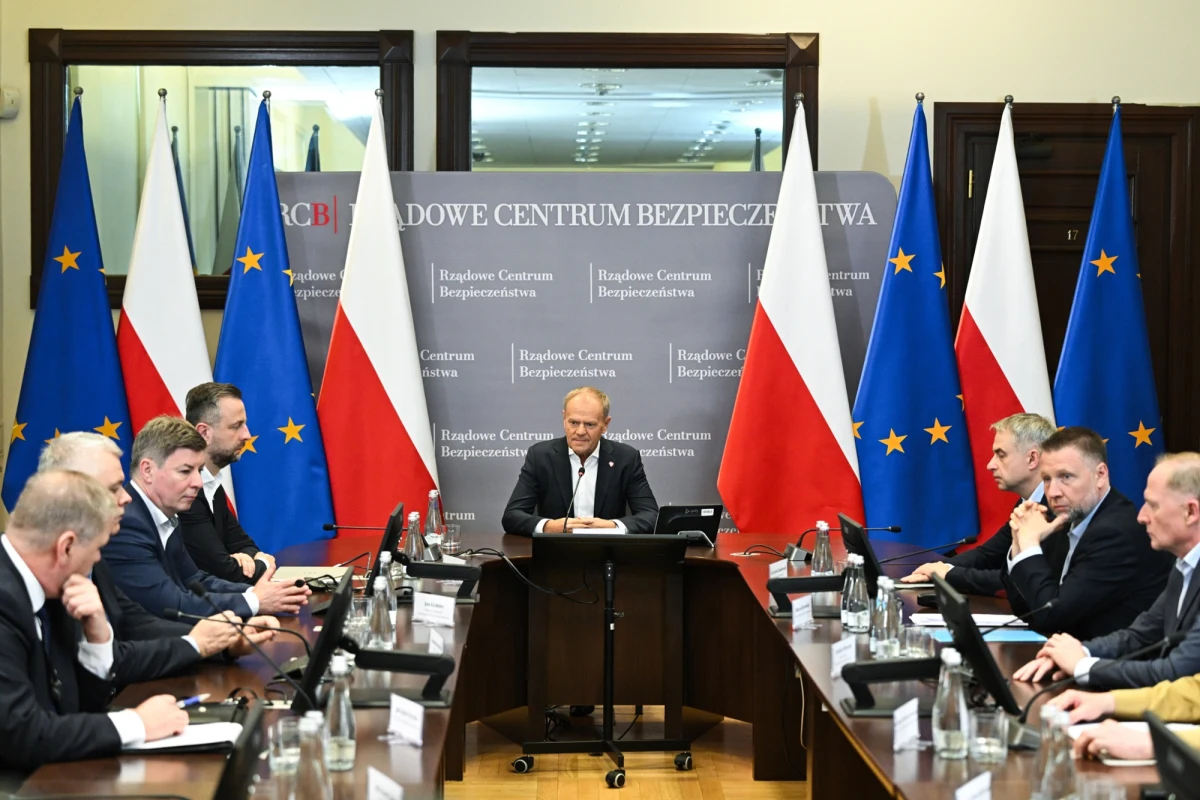 Nagła narada w niedzielę rano premiera Donalda Tuska z udziałem ministrów i przedstawicieli służb. To reakcja na wczorajszy fałszywy alarm dotyczący rzekomego pożaru w mieszkaniu rodziny prezydenta Karola Nawrockiego. Szef rządu zapowiedział, że służby muszą jak najszybciej zatrzymać osoby odpowiedzialne za prowokacje związane z fałszywymi zgłoszeniami o pożarach. Dodał, że w nocy rozmawiał bezpośrednio z prezydentem Nawrockim.