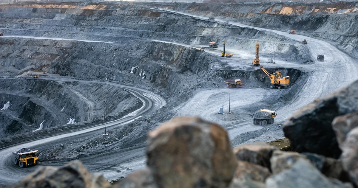 Najnowsze badania amerykańskich geologów wykazały, że w Górach Appalachach znajduje się aż 2,5 miliona ton litu - kluczowego surowca dla nowoczesnej elektroniki. To ilość wystarczająca do produkcji 500 miliardów telefonów komórkowych, 180 miliardów laptopów lub 130 milionów samochodów elektrycznych. Odkrycie może znacząco zmniejszyć zależność USA od importu tego pierwiastka, choć wydobycie wiąże się z poważnymi wyzwaniami środowiskowymi.