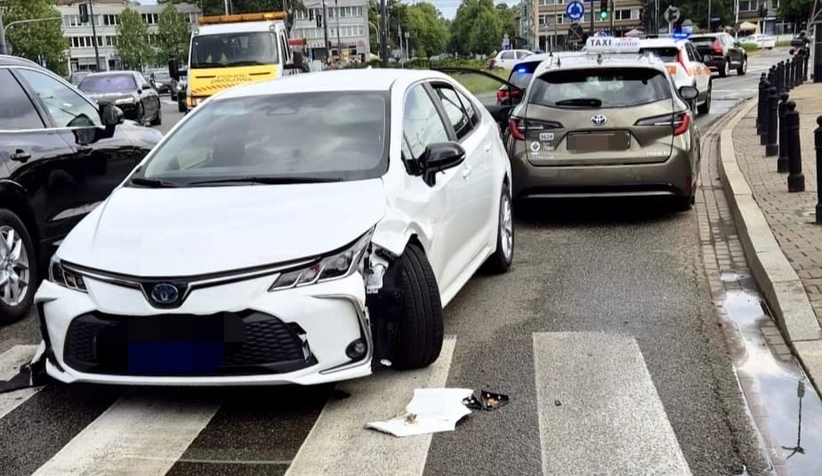 24-letni kierowca Toyoty, będący pod wpływem alkoholu i narkotyków, został zatrzymany przez funkcjonariuszy Służby Ochrony Państwa po serii niebezpiecznych zdarzeń na Wybrzeżu Szczecińskim i w okolicach Mostu Poniatowskiego. Mężczyzna próbował uciec z miejsca kolizji, powodując kolejne wypadki.