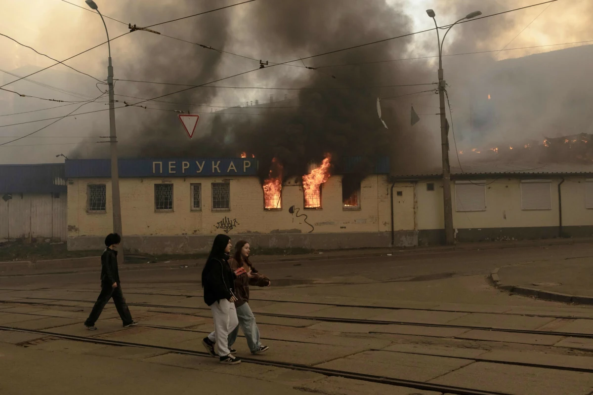 Ukraina domaga się zwołania nadzwyczajnego posiedzenia Rady Bezpieczeństwa ONZ i OBWE - przekazał w niedzielę szef ukraińskiej dyplomacji Andrij Sybiha. To pokłosie zmasowanego rosyjskiego ataku rakietowego na Kijów i obwód kijowski.