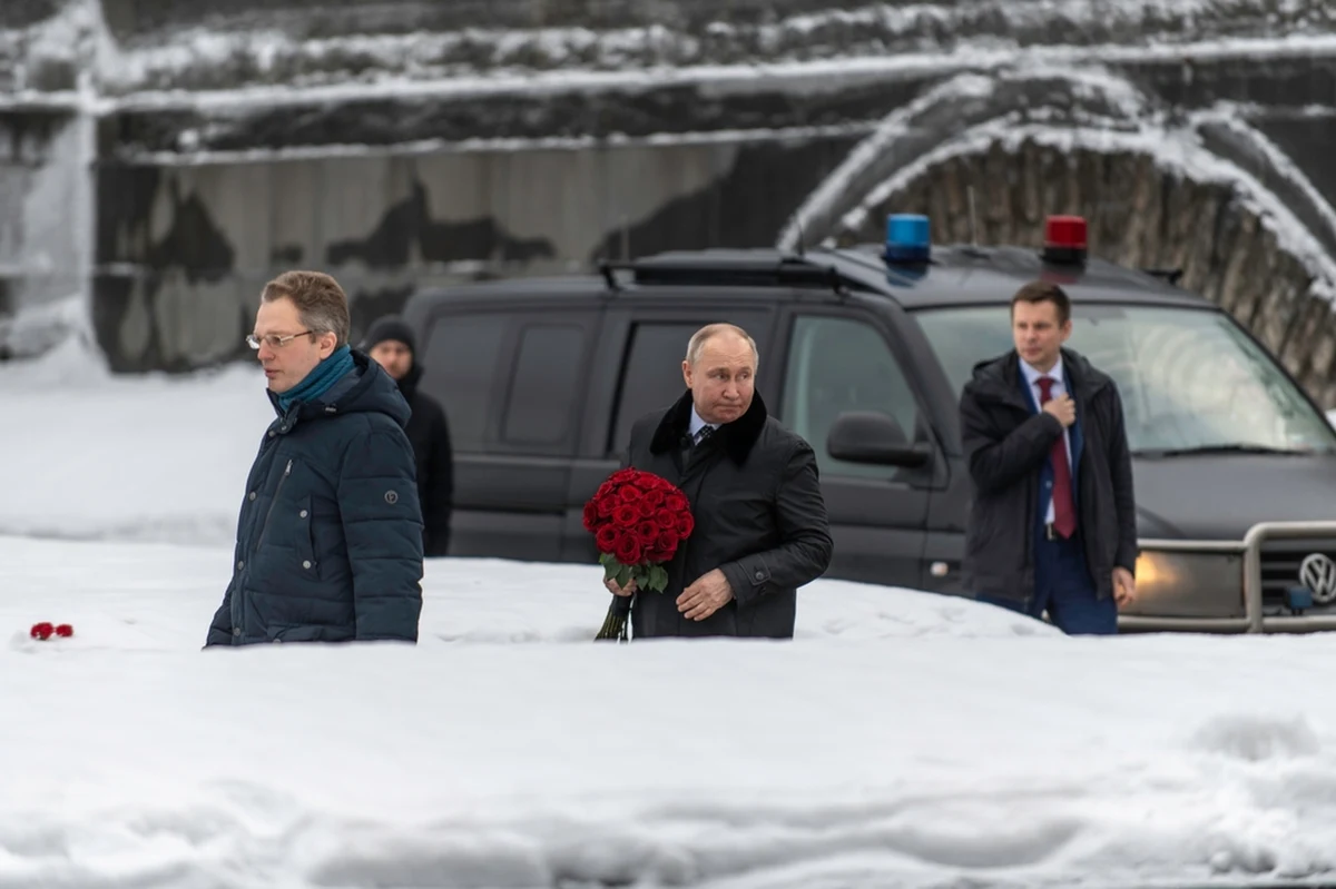 Władimir Putin wkracza w najtrudniejszy i najbardziej nieprzewidywalny okres swoich 25-letnich rządów. Choć Kreml za pomocą starannie wyreżyserowanych akcji wizerunkowych próbuje udawać, że sytuacja jest pod kontrolą, w rosyjskich elitach politycznych i biznesowych rośnie przekonanie o nieuchronnie zbliżającej się katastrofie. Przedłużająca się wojna w Ukrainie, drastyczna cenzura internetu paraliżująca biznes oraz uderzający w obywateli kryzys gospodarczy sprawiły, że poparcie dla prezydenta spadło do najniższego poziomu od początku inwazji, a jego otoczenie jest coraz bardziej zniecierpliwione.