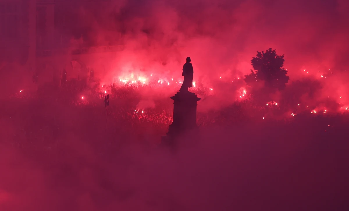 Wielką fetą na krakowskim Rynku Głównym zakończył się dla Wisły Kraków szczęśliwy sezon. Klub wraca do ekstraklasy po czteroletniej przerwie. W niedzielę w Krakowie świętowano "na całego".