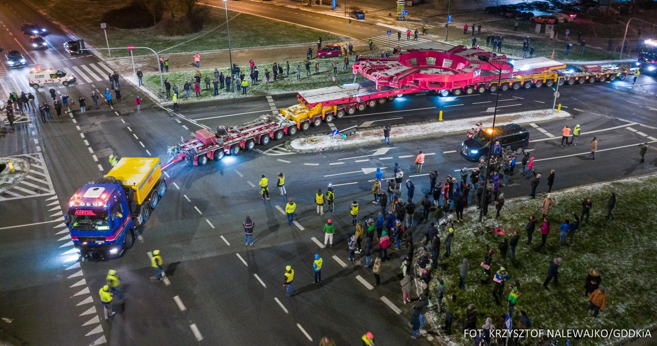 9 metrów szerokości i ponad 1000 ton. Takie transporty jechały przez Polskę