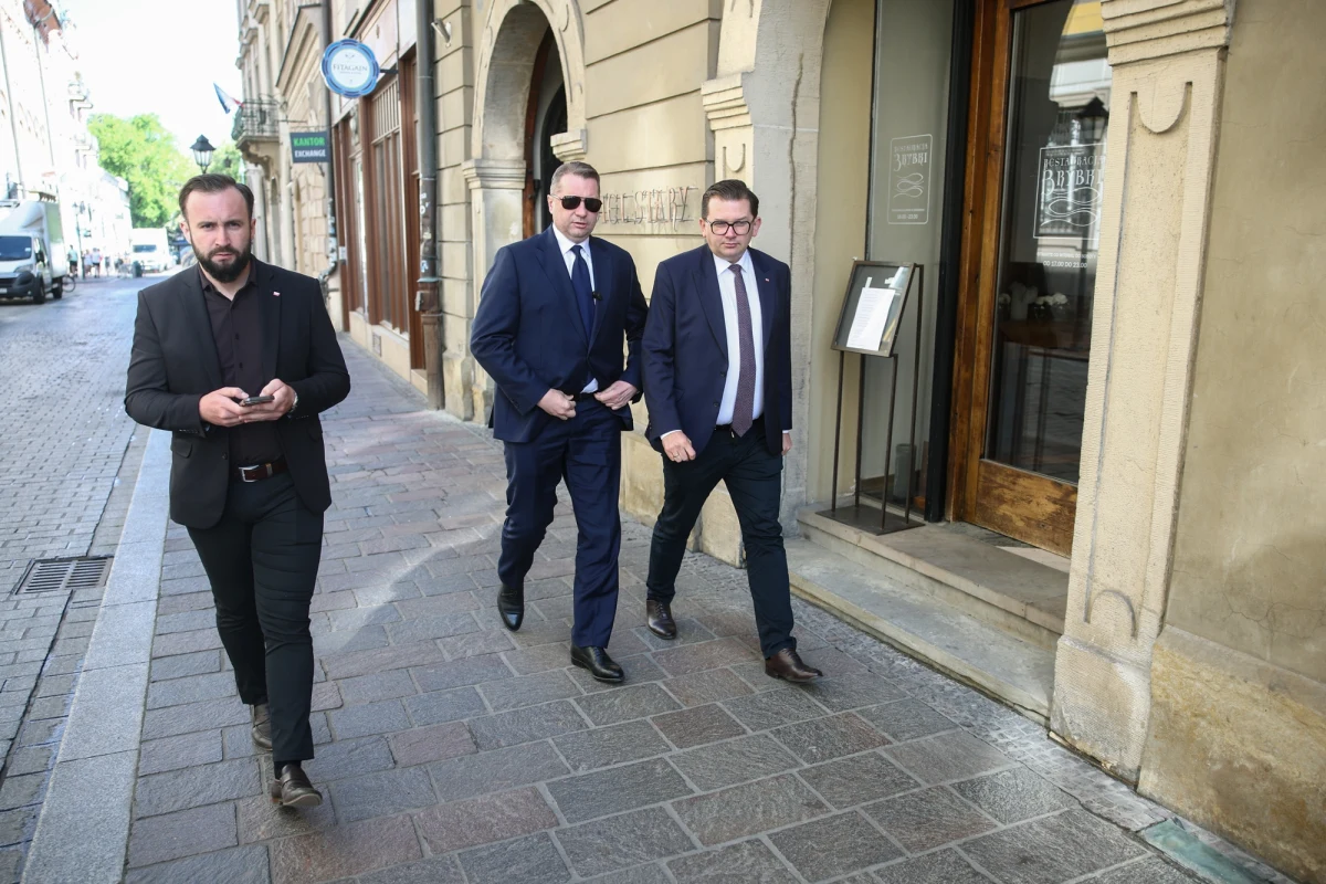 Referendum w Krakowie to początek wielkiej fali, która zakończy się odejściem Donalda Tuska - mówił w poniedziałek rano na Rynku Głównym w Krakowie wiceprezes PiS Przemysław Czarnek. W niedzielnym głosowaniu mieszkańcy stolicy Małopolski odwołali dotychczasowego prezydenta Krakowa Aleksandra Miszalskiego.