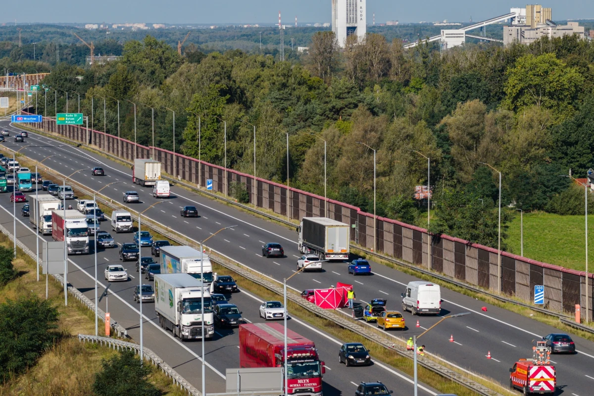 Zderzenie dwóch autokarów na autostradzie A4 w Mysłowicach na Śląsku. Do wypadku doszło około 10:00 na pasach w stronę Wrocławia. Na A4 występują duże utrudnienia w ruchu.