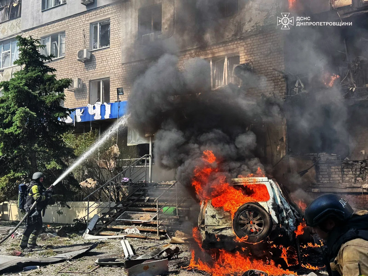 Rosja z wykorzystaniem 262 dronów zaatakowała obwód chersoński, doniecki i sumski w Ukrainie. W wyniku ataków zginęły cztery osoby, a 34 zostały ranne. To kolejna ofensywa Rosji po potężnym ataku przeprowadzonym w niedzielę, kiedy to żołnierze Kremla wykorzystali hipersoniczny pocisk Oresznik.