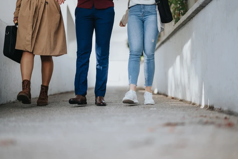 Ubranie mówi o tobie więcej, niż metryka. Gen Z wie, iż jesteś millenilasem