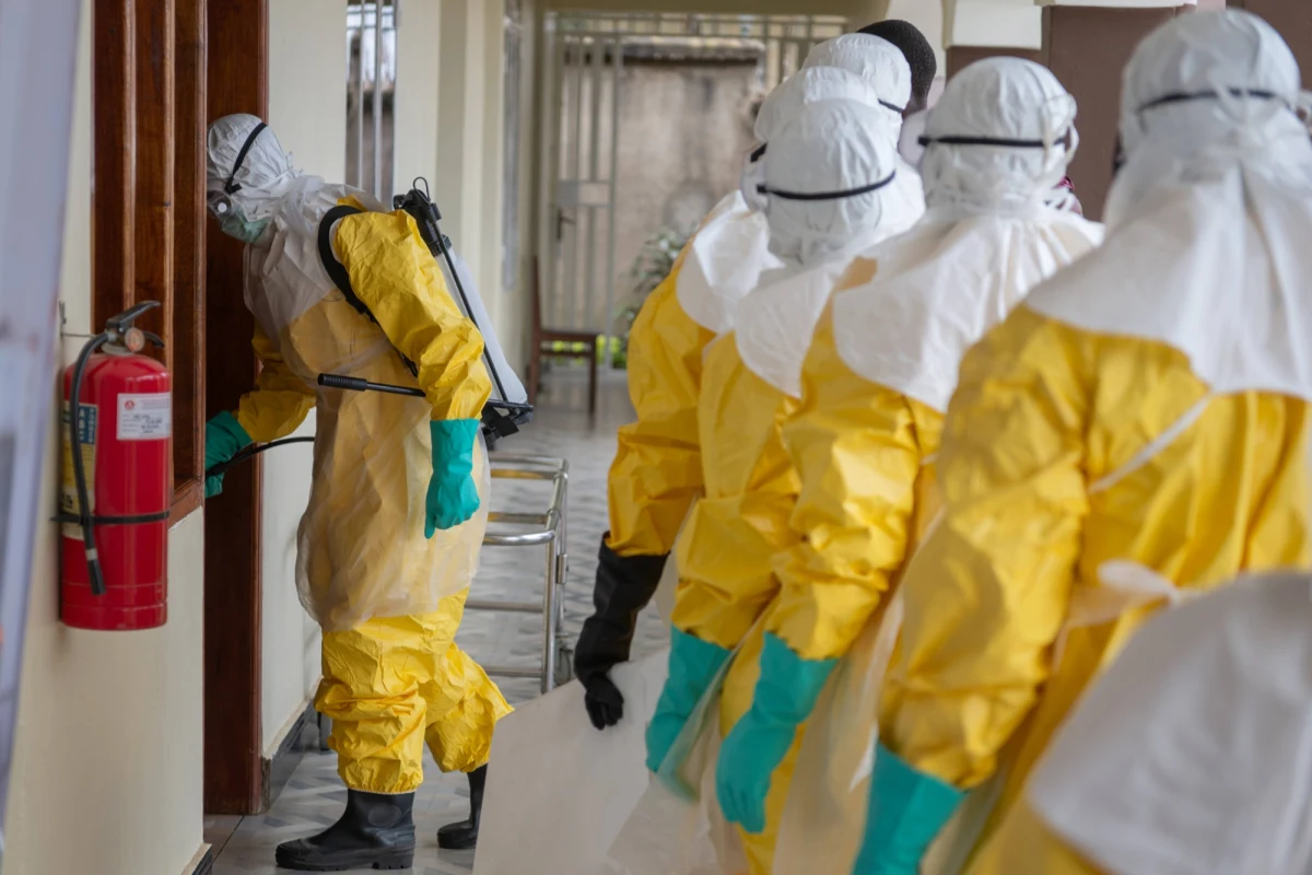 ​Niepokojące informacje napływają z Afryki. Jak informuje ugandyjski resort zdrowia, w Kampali u Ugandyjczyków potwierdzono dwa nowe przypadki wirusa Ebola. Prezydent kraju Yoweri Museveni wezwał rodaków do rezygnacji z podawania sobie dłoni. WHO potwierdziło, że w sąsiedniej Demokratycznej Republice Konga prawdopodobnie z powodu wirusa zmarło dotąd 220 osób.