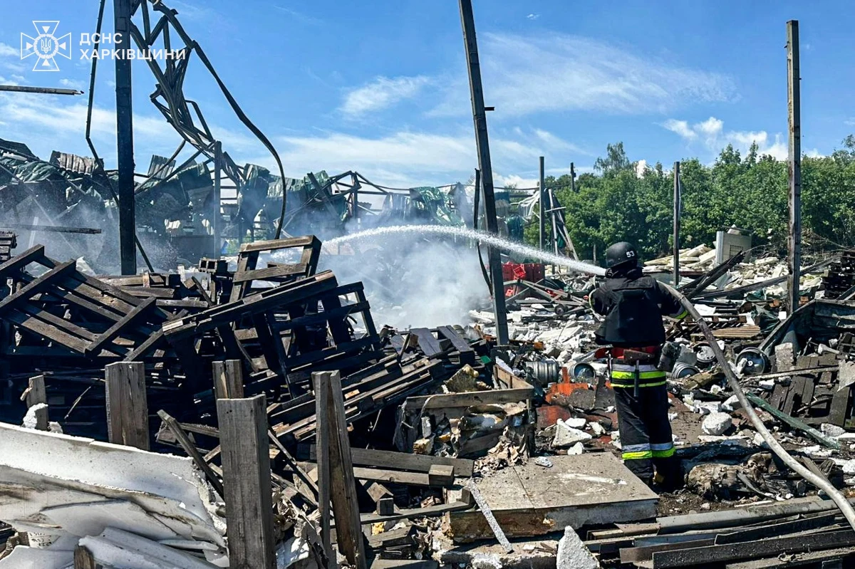 Rosyjska bomba lotnicza spadła ma prywatny dom w obwodzie donieckim. Rosja przeprowadziła też atak rakietowy na cywilny zakład w mieście Dergacze w obwodzie charkowskim, w wyniku czego zginęły dwie osoby, a wiele odniosło obrażenia.