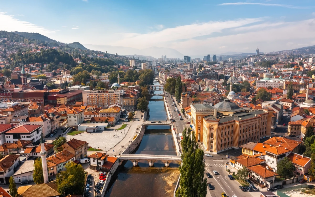 Wakacje w Europie nie muszą rujnować twojego budżetu. Najnowszy raport City Costs Barometer 2026 ujawnia, które miasta na Starym Kontynencie są prawdziwym rajem dla oszczędnych podróżników, a które mogą zaskoczyć cenami nawet najbardziej doświadczonych turystów. Sprawdź, gdzie warto zaplanować city break, by cieszyć się atrakcjami, kuchnią i kulturą bez obaw o stan konta.