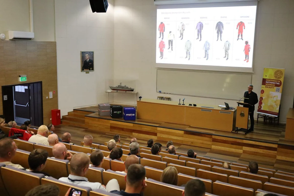 W Gdyni zakończyła się trzydniowa konferencja On Duty 2026, podczas której eksperci ratownictwa wodnego, przedstawiciele służb mundurowych, instruktorzy nurkowania, strażacy oraz producenci specjalistycznego sprzętu debatowali nad przyszłością bezpieczeństwa na wodzie. Wśród tematów dominowały nie tylko innowacje technologiczne, ale także kluczowa rola sprawności psychofizycznej ratowników.