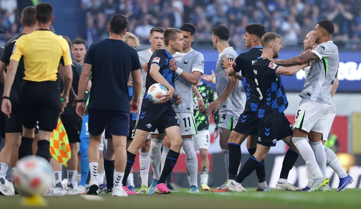 Kamil Grabara nie uchronił ekipy VfL Wolfsburg przed spadkiem z Bundesligi. W rewanżowym meczu barażowym zespół Polaka przegrał na wyjeździe po dogrywce z SC Paderborn 1:2. Pierwsze spotkanie zakończyło się remisem 0:0.