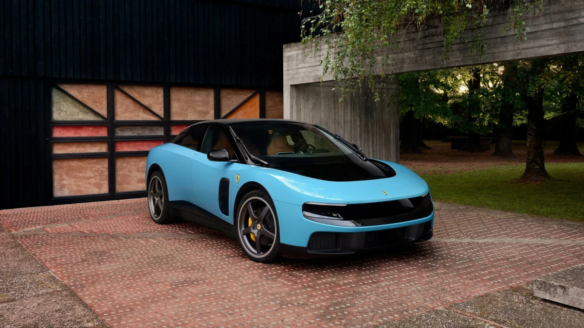 ​Ferrari zaprezentowało swój pierwszy w pełni elektryczny samochód - model Luce. Choć auto w swoich rozwiązaniach stylistycznych czerpie z klasyki, jego wygląd nie wszystkim przypadł do gustu. W proces produkcji zaangażowane było studio niezwykle znanego projektanta.