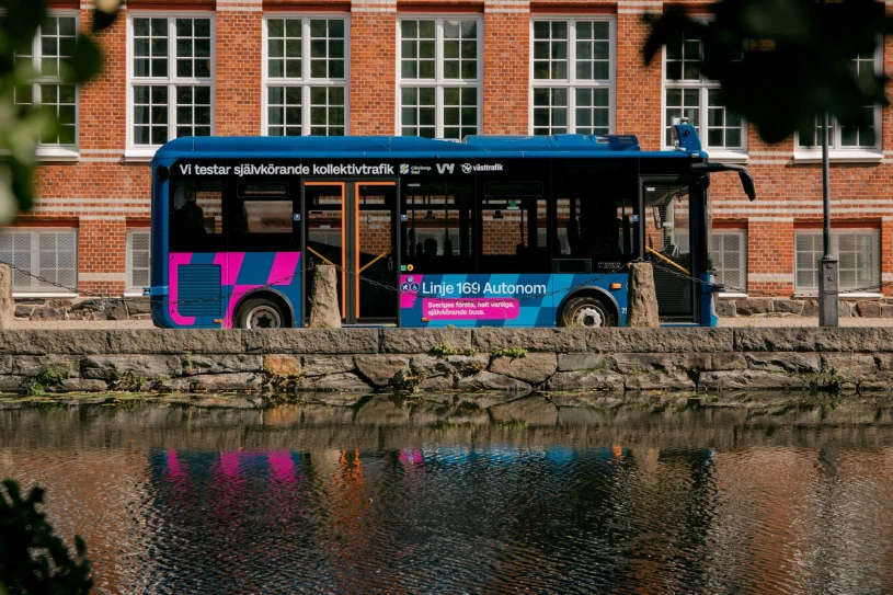 Autonomiczny autobus rozbity już pierwszego dnia. Starł się z tramwajem