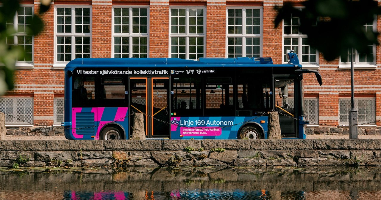 Autonomiczny autobus rozbity już pierwszego dnia. Starł się z tramwajem