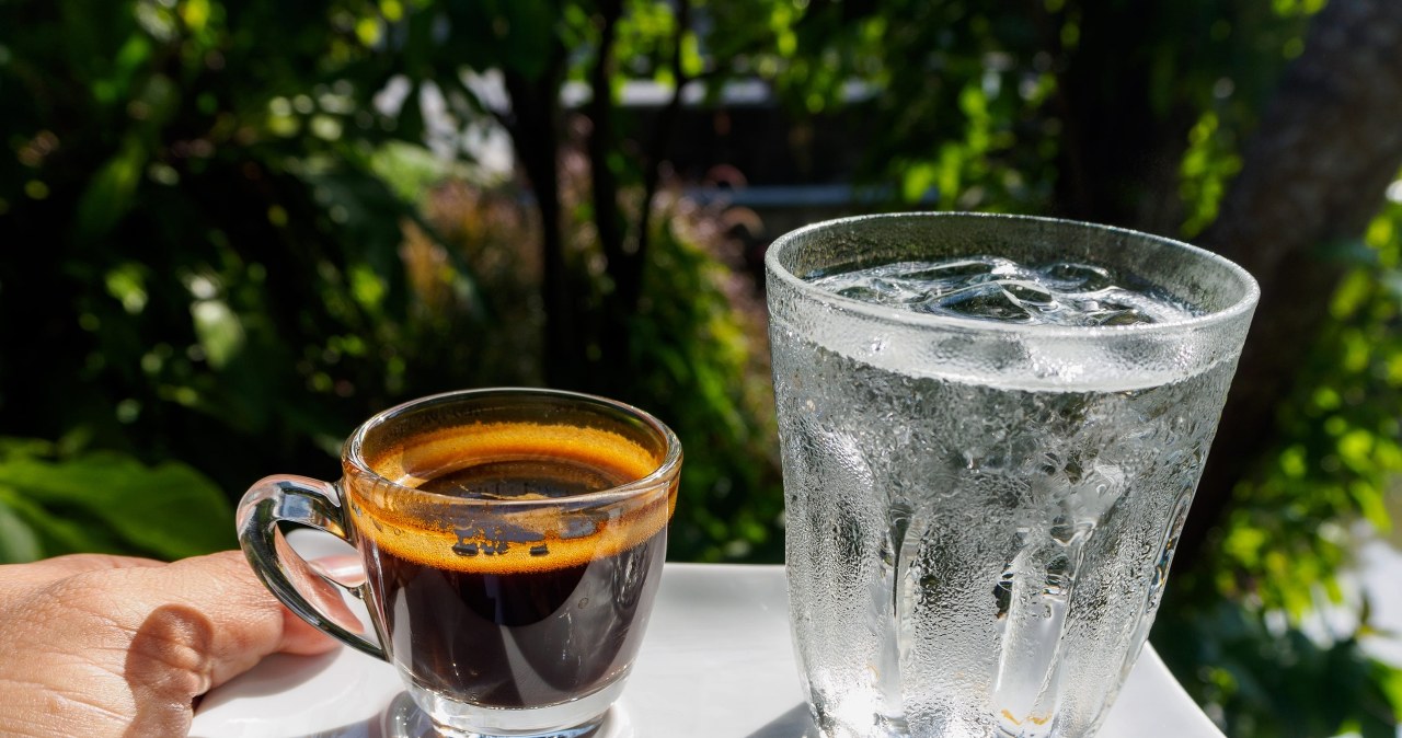 Szklanka wody przy espresso ma ukryty cel. Większość z nas robi to źle