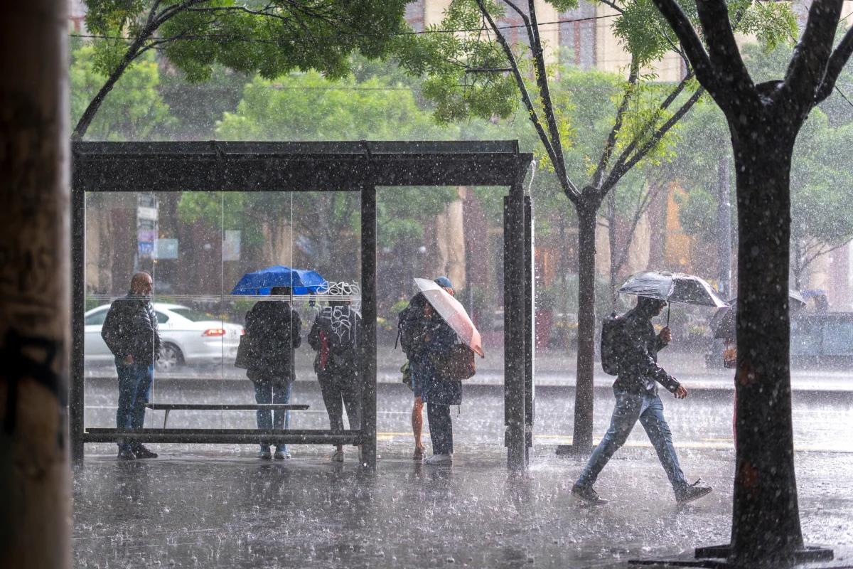 Słoneczna i upalna aura ustąpi miejsca burzom i opadom deszczu w wielu rejonach. Instytut Meteorologii i Gospodarki Wodnej zapowiada zmianę w pogodzie. Już we wtorek wieczorem nad Polskę nadciągnie chłodny front atmosferyczny.