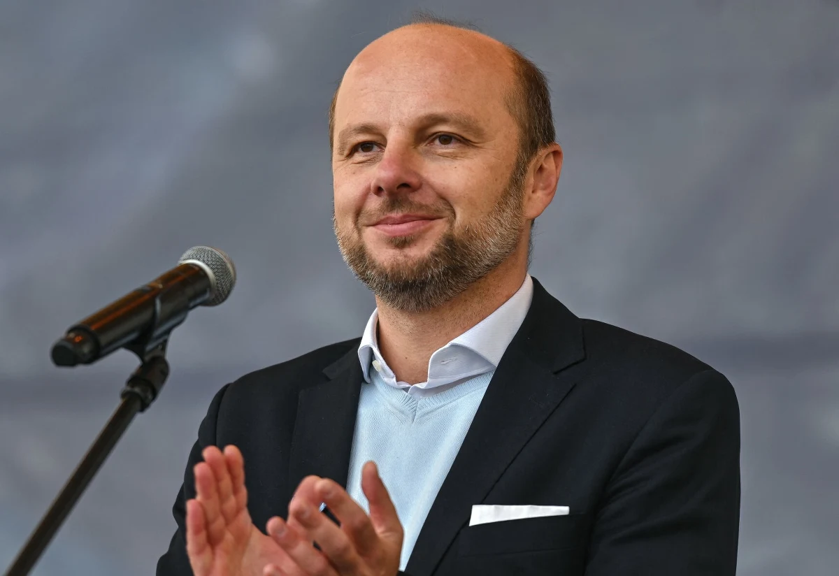 Dwa wnioski o referendum w sprawie odwołania prezydenta Rzeszowa złożyli dziś miejscy radni - dowiedział się reporter RMF FM Dominik Smaga. Jeden przygotował radny Jacek Strojny, który był kontrkandydatem prezydenta Konrada Fijołka w wyborach w 2014 roku, drugi - radni Prawa i Sprawiedliwości. Jednocześnie we wtorek przegłosowano podwyżkę dla prezydenta, co wywołało burzliwą dyskusję na sesji rady miasta.
