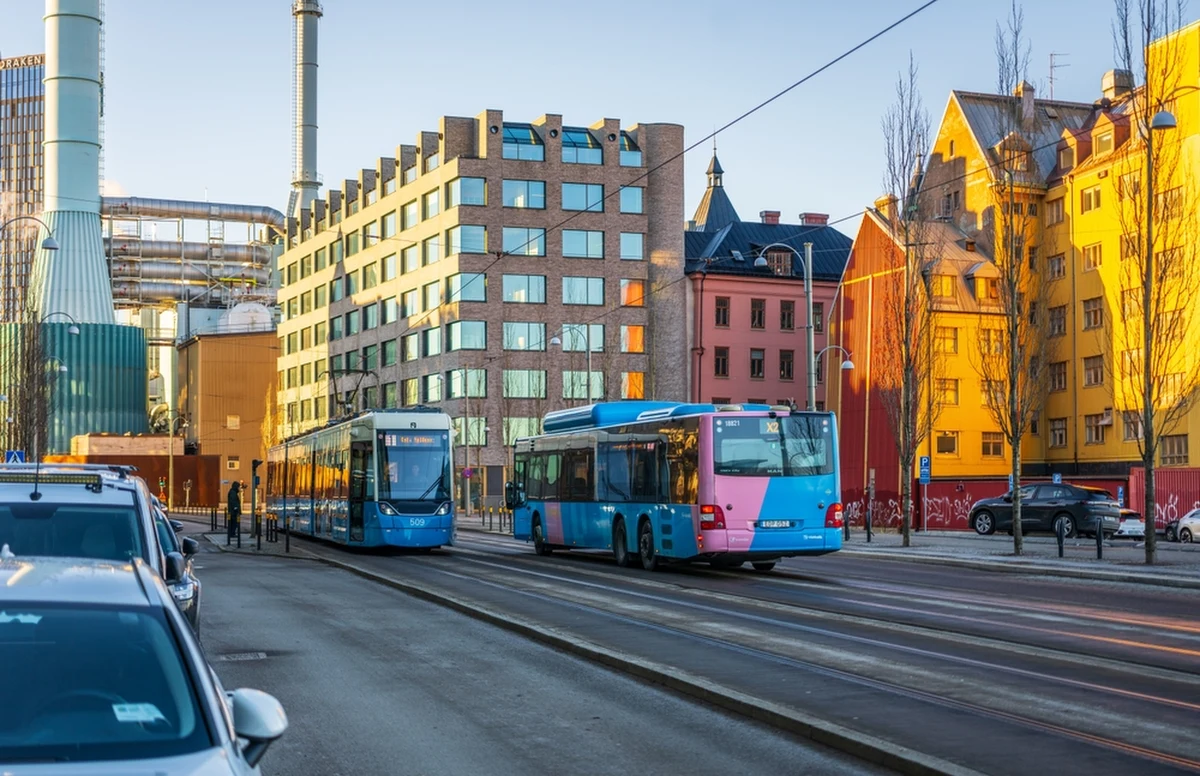 W Göteborgu doszło do kolizji tramwaju z autonomicznym autobusem w pierwszym dniu jego kursowania z pasażerami. Na szczęście nikt nie ucierpiał, ale pojazd został wycofany z ruchu do czasu przeprowadzenia inspekcji.