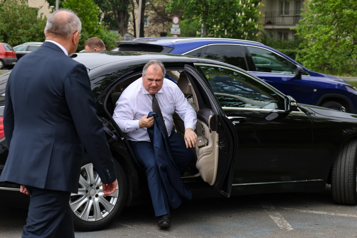 W obliczu eskalacji rosyjskich ataków na Kijów i groźby wymierzonej w zachodnie placówki dyplomatyczne ambasador Rosji w Polsce, Gieorgij Michno, został pilnie wezwany do Ministerstwa Spraw Zagranicznych. „Ambasador usłyszał od nas bardzo zdecydowane wezwanie do natychmiastowego zaprzestania nieuzasadnionej i bezprawnej agresji oraz do przestrzegania zobowiązań i traktatów międzynarodowych” – podkreślił rzecznik MSZ, Maciej Wewiór.