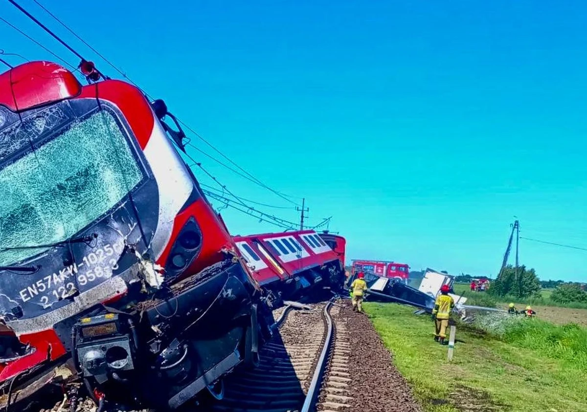 Służby usunęły z pobocza torowiska ostatni człon pociągu, który wykoleił się w poniedziałek po zderzeniu z ciężarówką na przejeździe kolejowym w Garbatce w Wielkopolsce. Trasa łącząca Poznań i Piłę jest zablokowana. Naprawa infrastruktury może potrwać do środy, 27 maja.