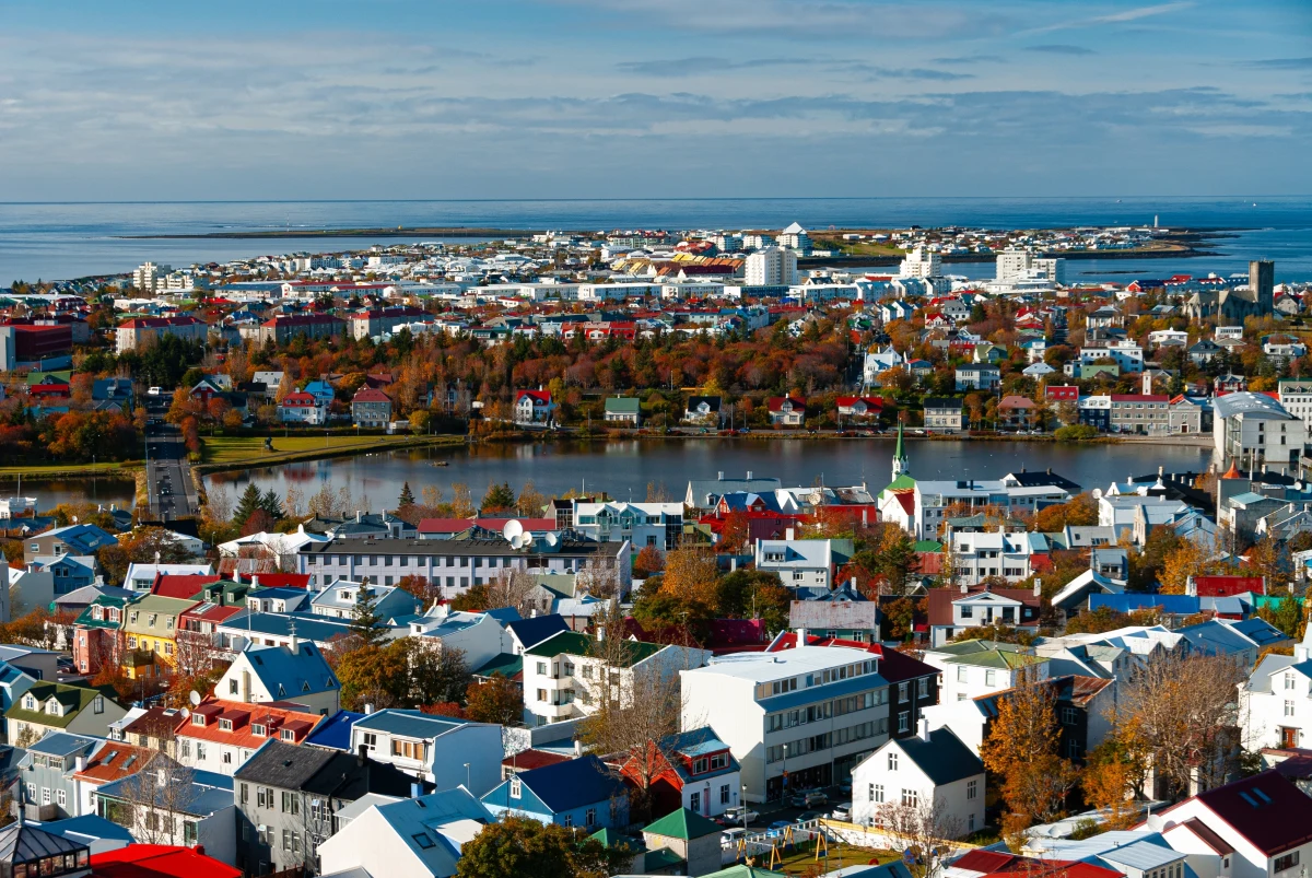 Islandia przez lata konsekwentnie trzymała się z dala od Unii Europejskiej. Jednak wydarzenia ostatnich miesięcy sprawiły, że mieszkańcy wyspy zaczęli poważnie rozważać zmianę kursu. Jak donosi "New York Times", niepokojące sygnały płynące zza oceanu, a zwłaszcza groźby prezydenta Donalda Trumpa pod adresem Grenlandii, stały się katalizatorem tej politycznej rewolucji.