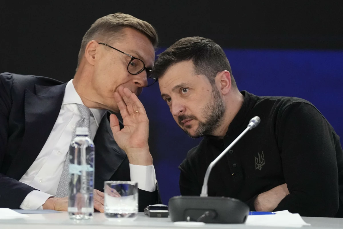 Prezydent Finlandii Alexander Stubb odniósł się we wtorek do doniesień medialnych sugerujących, że Rosja celowo przekierowuje ukraińskie drony w przestrzeń powietrzną Finlandii i państw bałtyckich. W rozmowie z dziennikarzami podkreślił, że nie uważa tych informacji za wiarygodne.