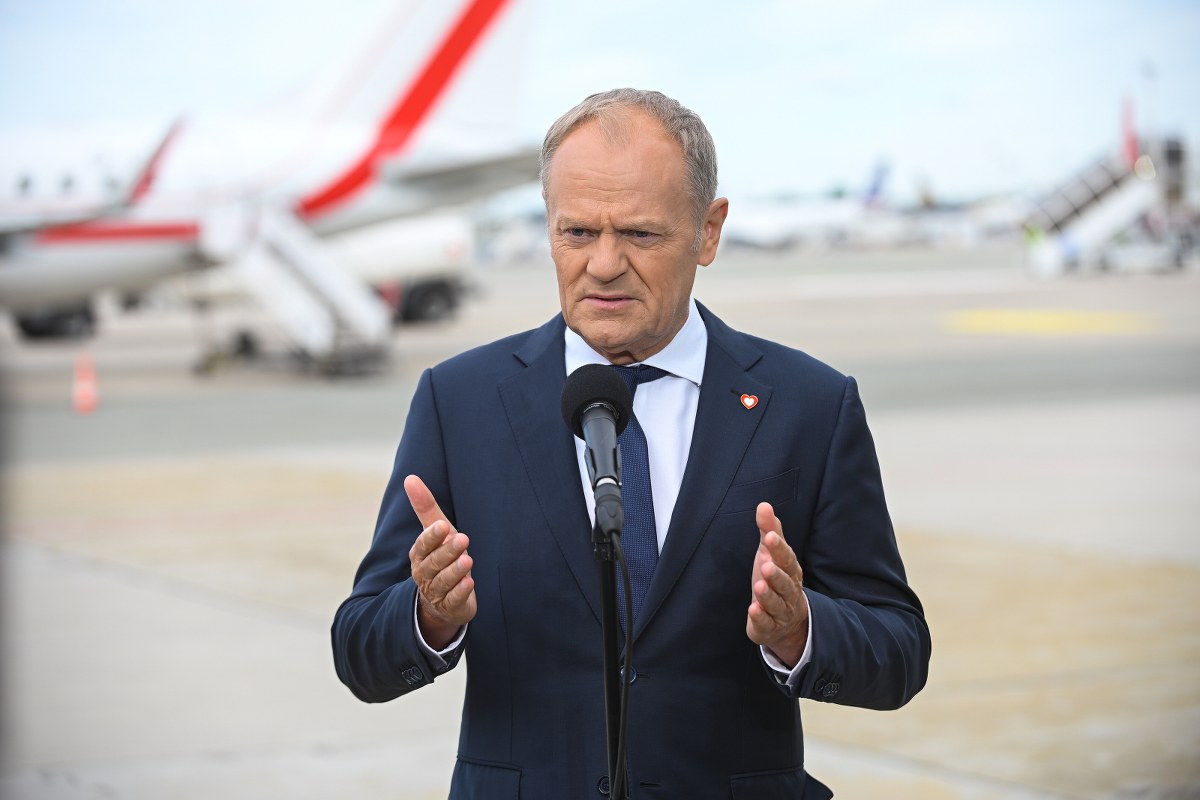 Donald Tusk flies to sign the treaty. "To avoid the threat."