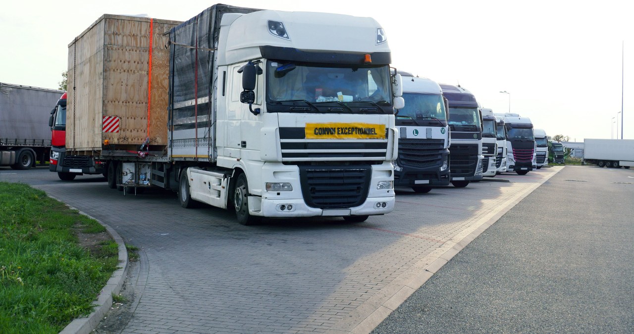 Nadrabiają 20 km, bo parkingi są pełne. Tracą pieniądze i ryzykują mandatem